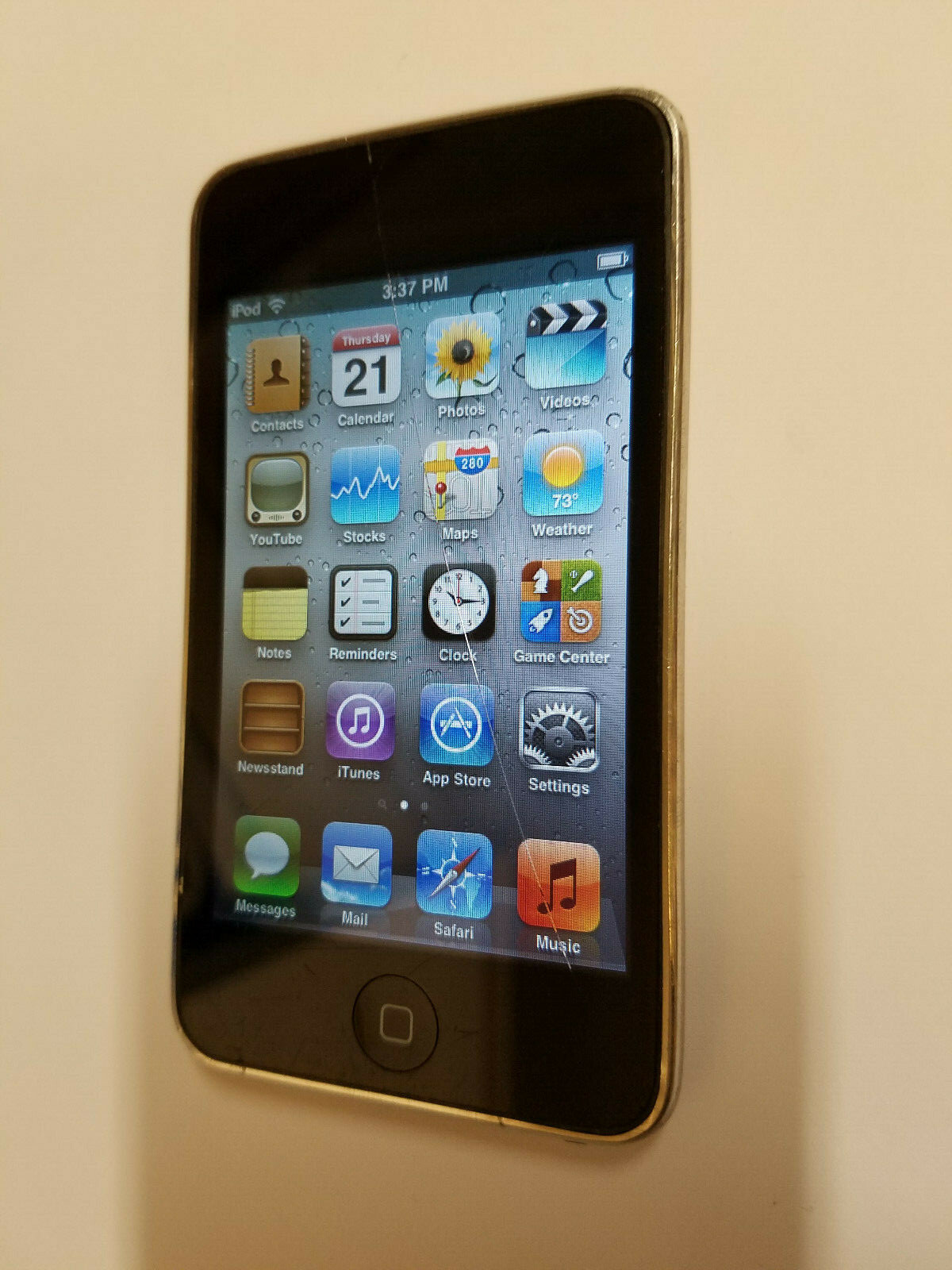 Apple iPod Touch 3rd Generation Black 32GB PC008LL Mp3 Music Apple iPod Touch 3rd Generation Black 32GB PC008LL Mp3 Music