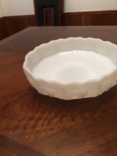 ANCHOR HOCKING FRUIT BOWL, White MILK GLASS w/ GRAPE PATTERN