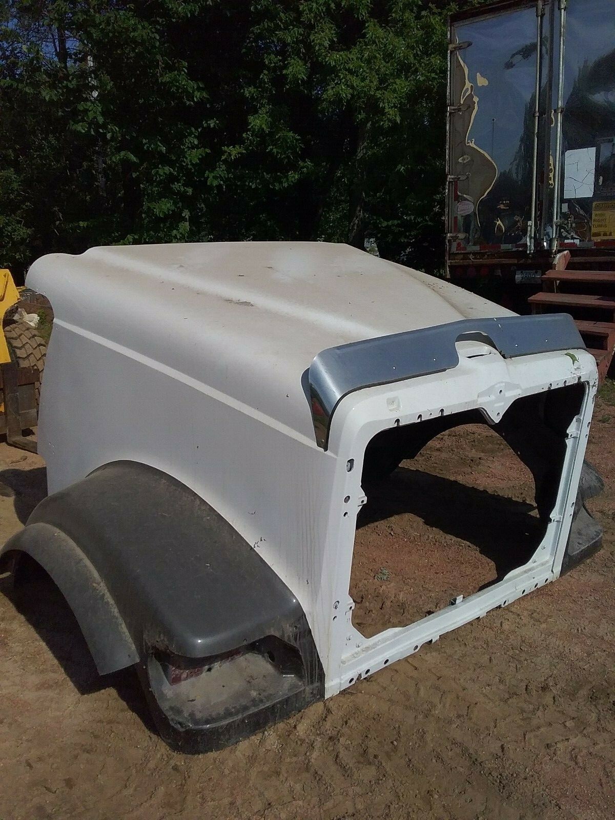 HIWAN  International 9900/5900 (Curved Windshield 99-Newer) Hood
