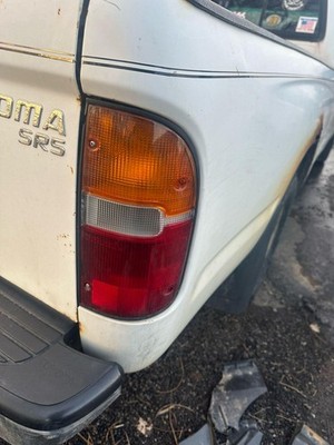 95 96 97 98 99 00 TOYOTA TACOMA Tail Light Assembly Passenger Side Right