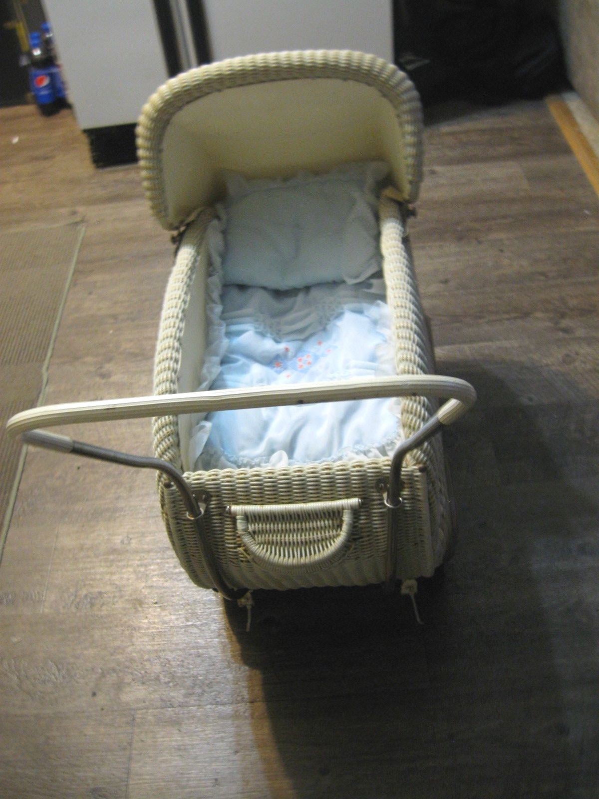 ANTIQUE BASKET STREAMLINE TAN WICKER CARRIAGE STROLLER BUGGY doll