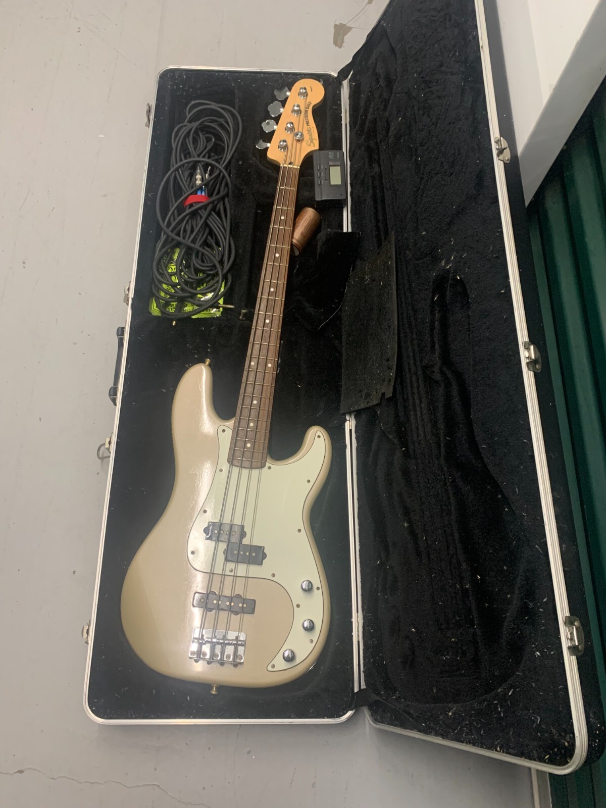 vintage squier by fender precision bass with case + cable