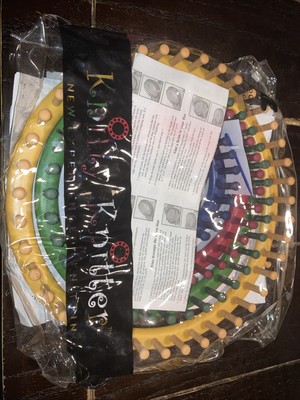 Knifty Knitter Provo Craft Knitting Loom Set in Plastic Carrying Case