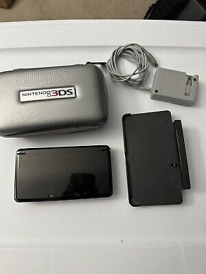 Nintendo 3DS w Travel Case, SD Card, Charging Dock, and Games - Complete Set!