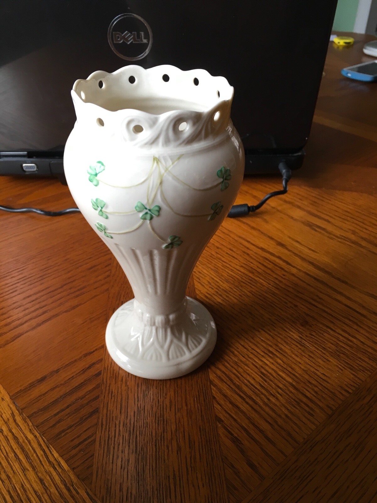Vintage Belleek in Retrospect 2001 Ireland Shamrock Vase #7 EUC (umct)