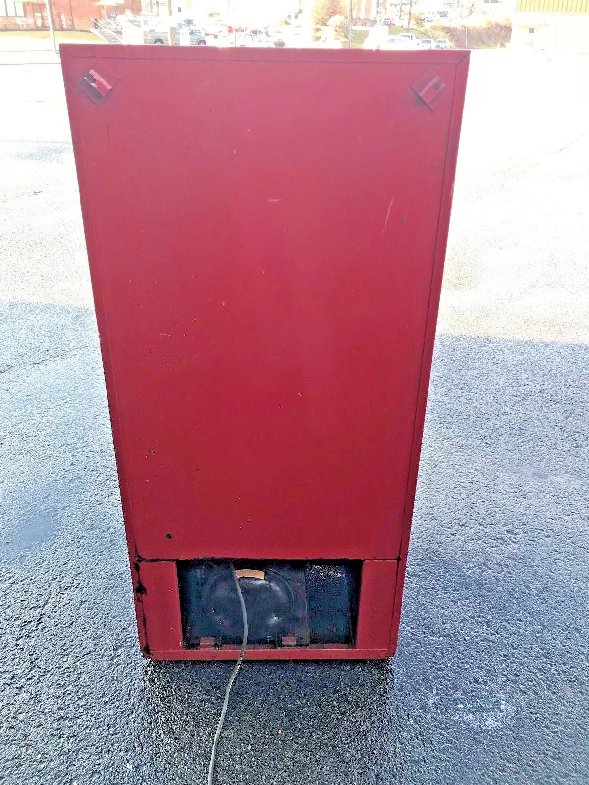 Original vintage Coca Cola bottled vending machine.