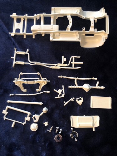 REVELL DODGE RAM VTS PICKUP #85-7617 -1/25 TWO WHEEL DRIVE CHASSIS &EXHAUST ONLY