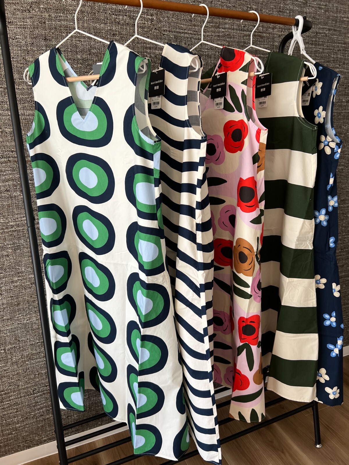 UNIQLO x marimekko V-Neck Sleeveless Flare Dress 466575 XS UNIQLO x marimekko V-Neck Sleeveless Flare Dress 466575 XS