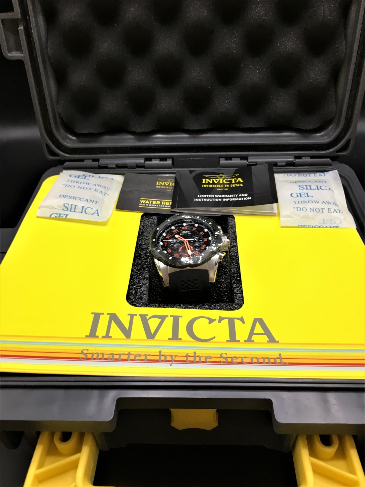 INVICTA SPEEDWAY 20305 Chronograph Japanese Quartz Watch in a 3