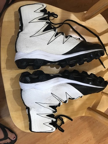 Under Armour Men’s 10 Football Cleats ~ Clutchfit ~ Black/white GUC Awesome!