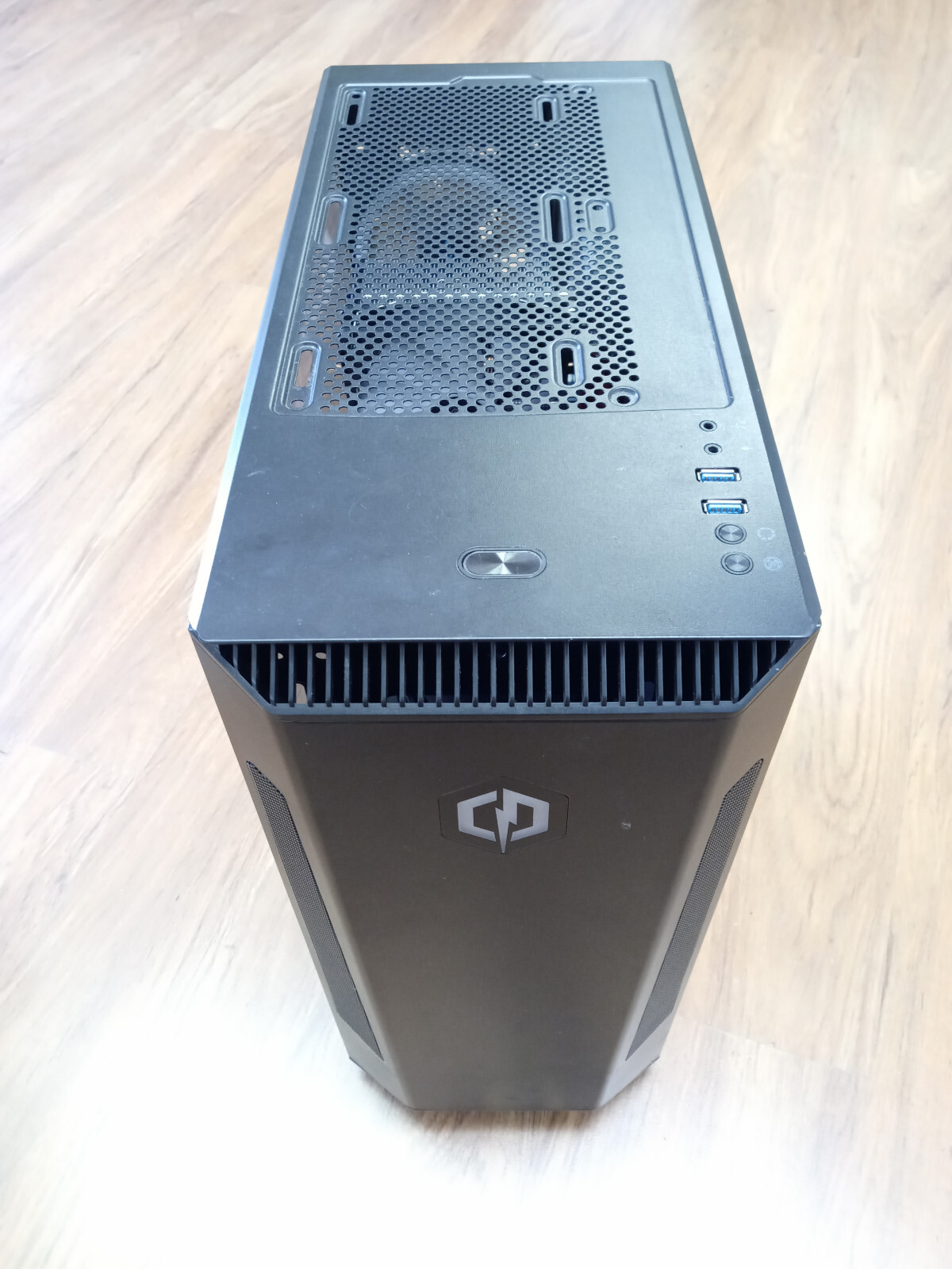 ゲーミングPC Ryzen 5 2600 RadeonRx570 8gb SSD ゲーミングPC Ryzen 5 2600 RadeonRx570 8gb SSD ゲーミングPC