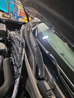 Used Right Wiper Arm fits: CHEVY EQUINOX 18 19 20 21 22 23 24
