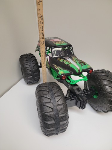 Monster Jam Grave Digger Mega 1:6 Scale Truck 66804RX Spin