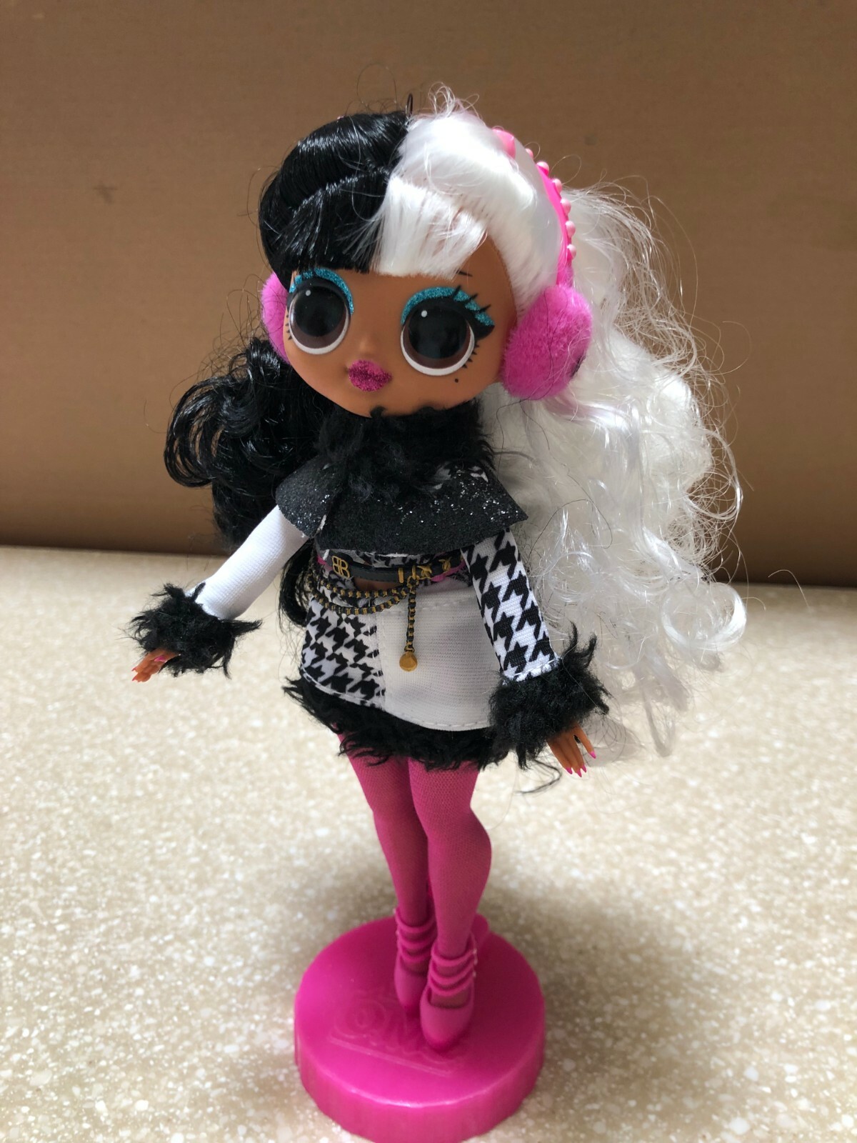 しまLOLサプライズ☆O.M.G. Winter Disco Doll L.O.L. Surprise! Winter Disco Bigger Surprise includes