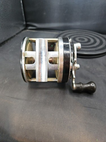 Vintage   Pflueger  CAPITOL  #1989  Salt  Water  Bait  Casting  Fishing  Reel
