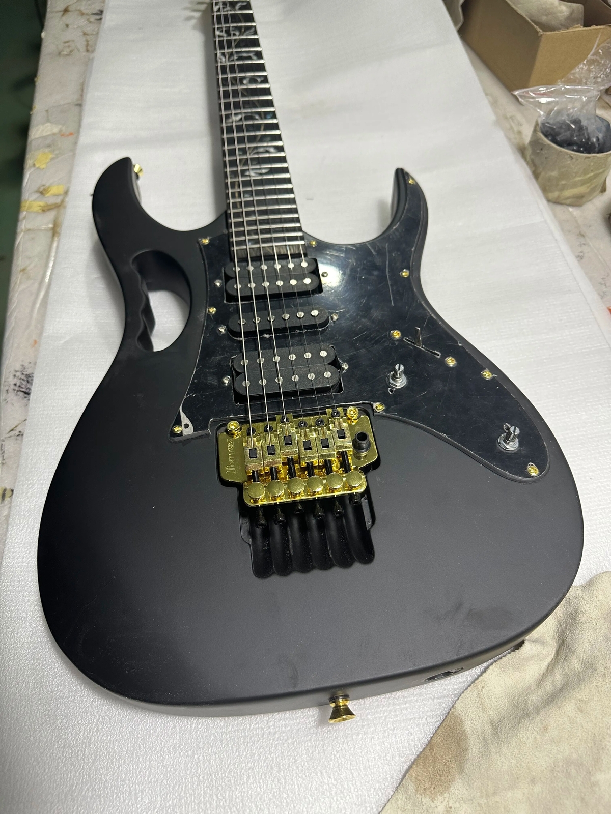 Hot Sale 24-Fret Ibanez-Style Stock Electric Guitar Gold Hot Sale 24-Fret Ibanez-Style Stock Electric Guitar Gold