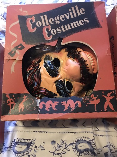 VINTAGE ANTIQUE COLLEGEVILLE HALLOWEEN COSTUMES MASKS BOX NR!