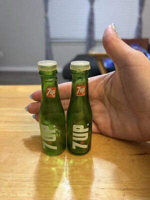 2 Vintage 7UP Bottle Salt & Pepper Shakers Soda Advertise Collect Kitchen Decor