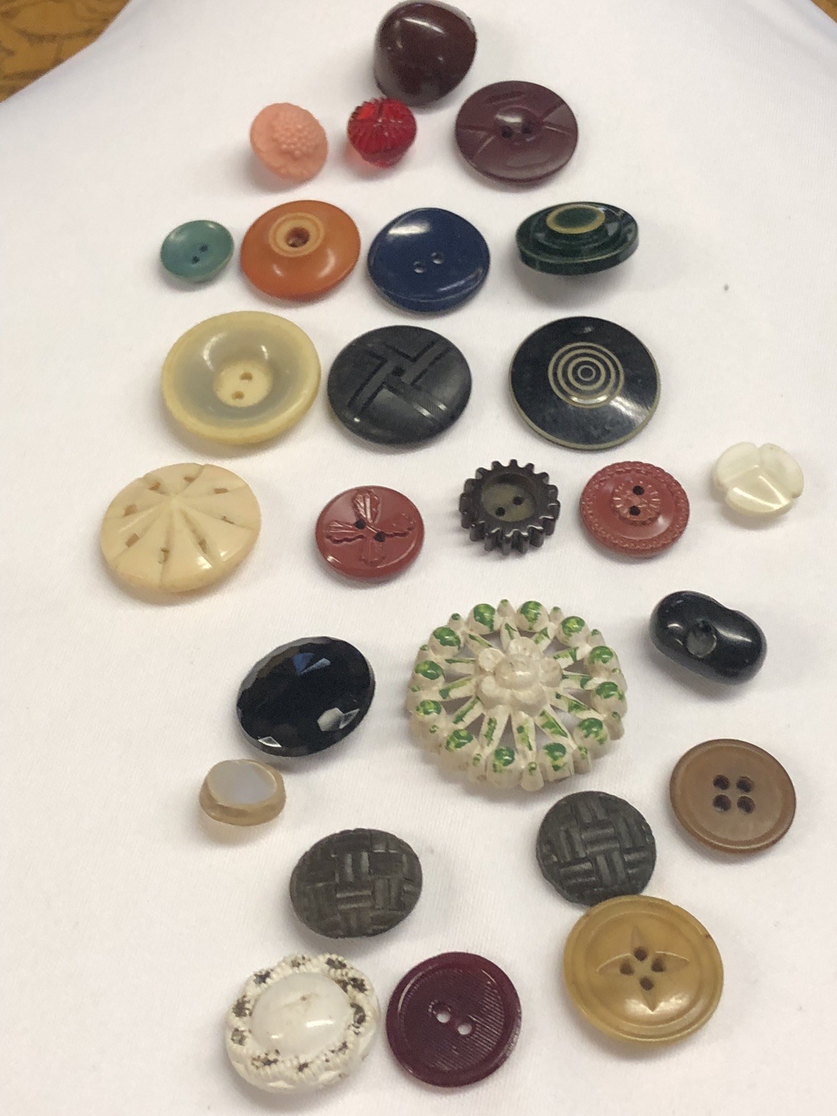 MIXED LOT OF 26 EARLY PLASTIC BUTTONS COG PINWHEEL BAKELITE CELLULOID PINK RED