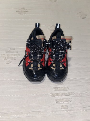 売り切りたいので値下げ！！！Burberry キッズ 6歳 (116 cm) 黒 売り切りたいので値下げ！！！Burberry キッズ 6歳 (116 cm) 黒