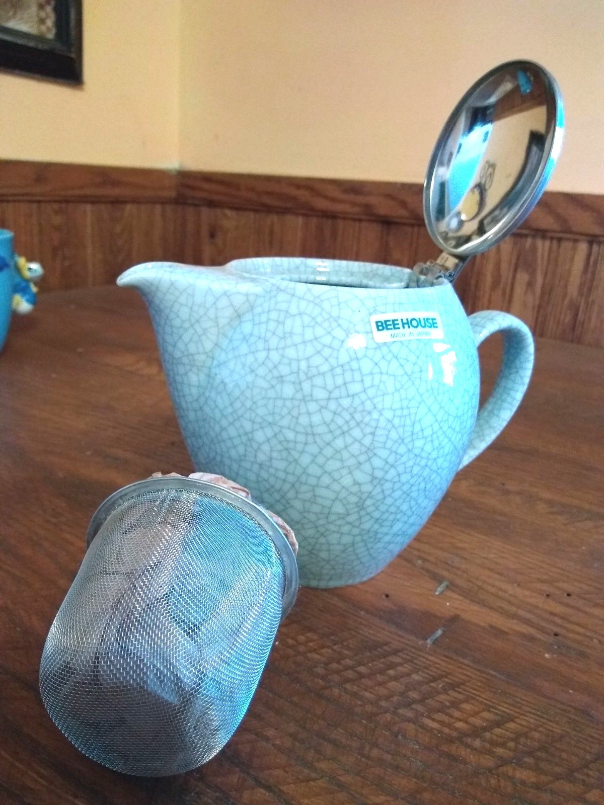 BEE HOUSE PALE GREEN/WHITE CRACKLE FINISH WITH INFUSER NEW!!!