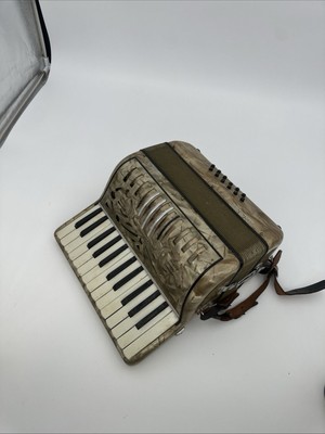 EUFISA イタリアーナ　赤いアコーディオン メタリック仕上げ EUFISA イタリアーナ 赤いアコーディオン メタリック仕上げ