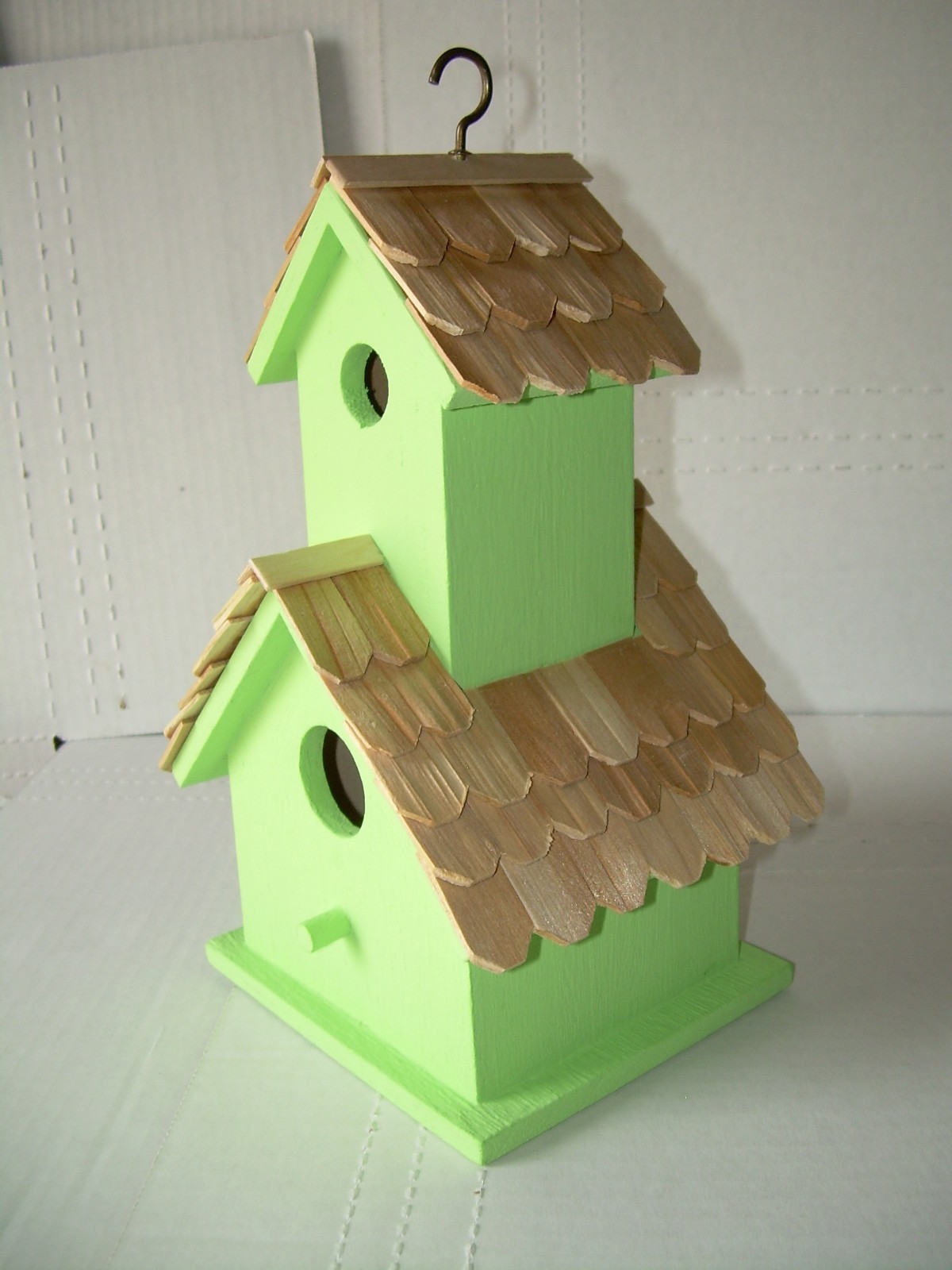 GREEN BIRDHOUSE 2 STORY, CEDAR SHINGLES, yard & garden outdoor PATIO new