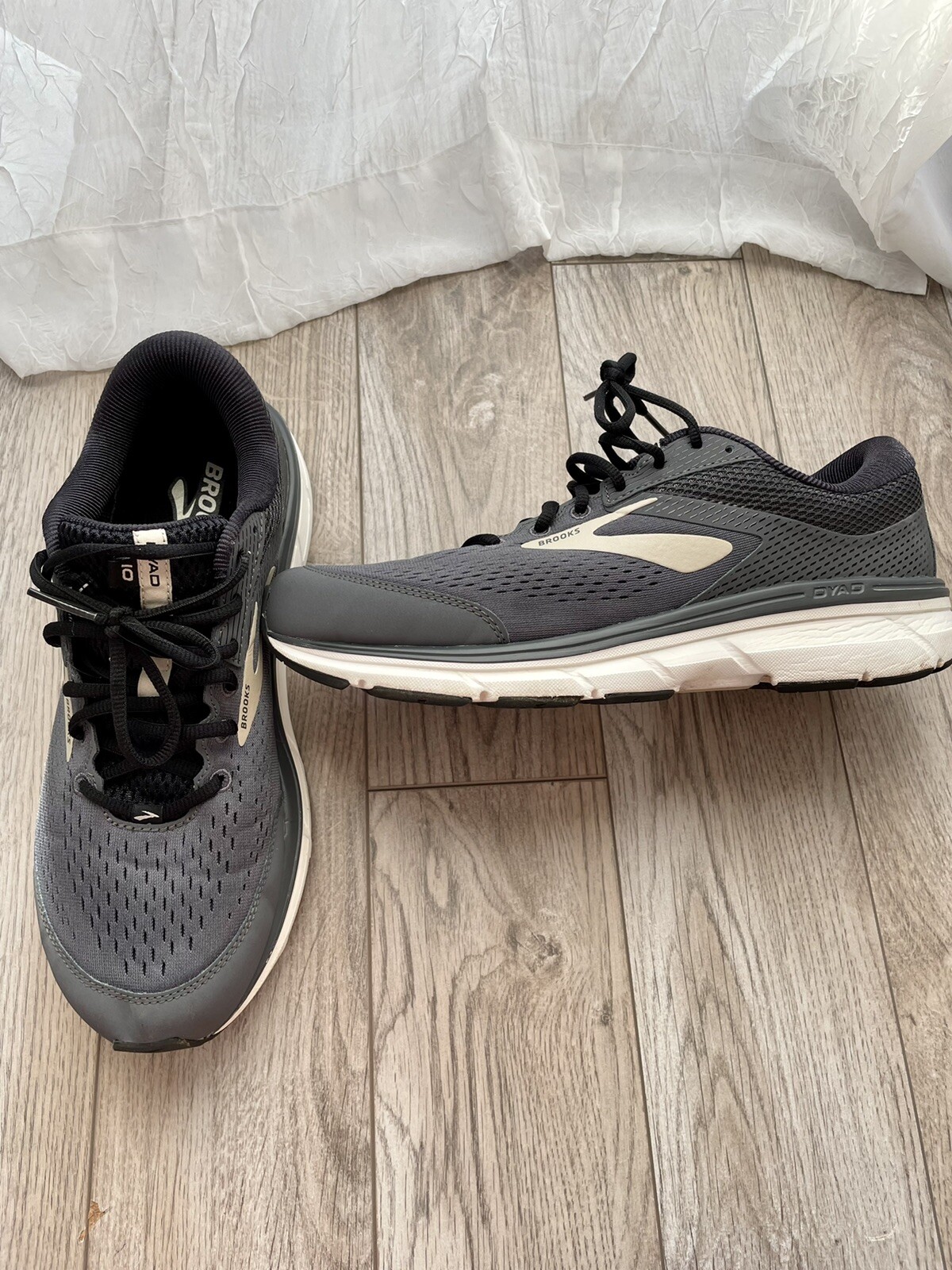 Brooks Dyad 10 Men's Grey Running Shoes 