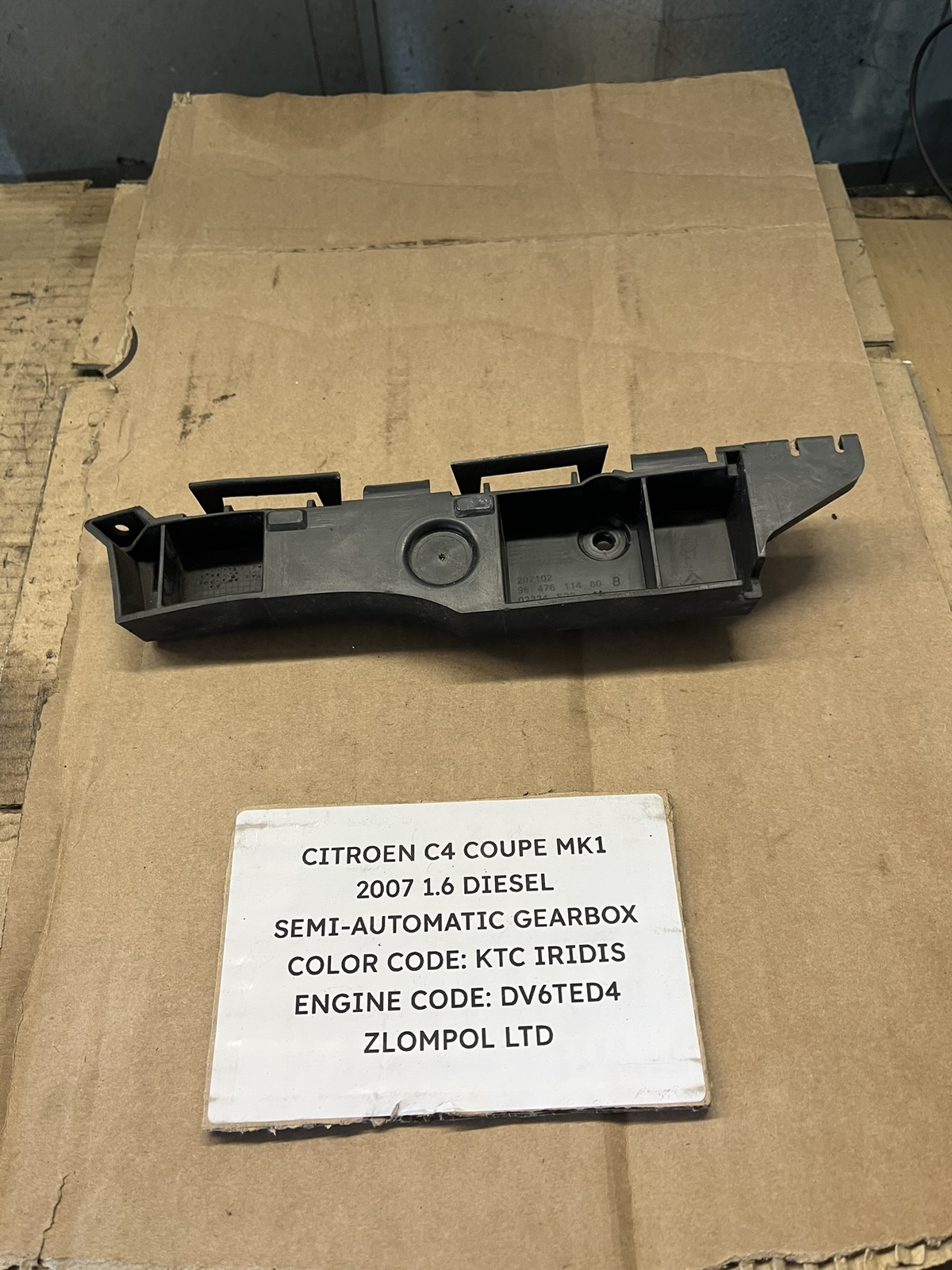 Citroen C4 Coupe Mk1 2007 1.6D - Near Side Rear Bumper Bracket 9647611480