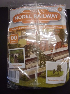 Your Model Railway Village Magazine No 39 oak tree, track, clumpy scatter