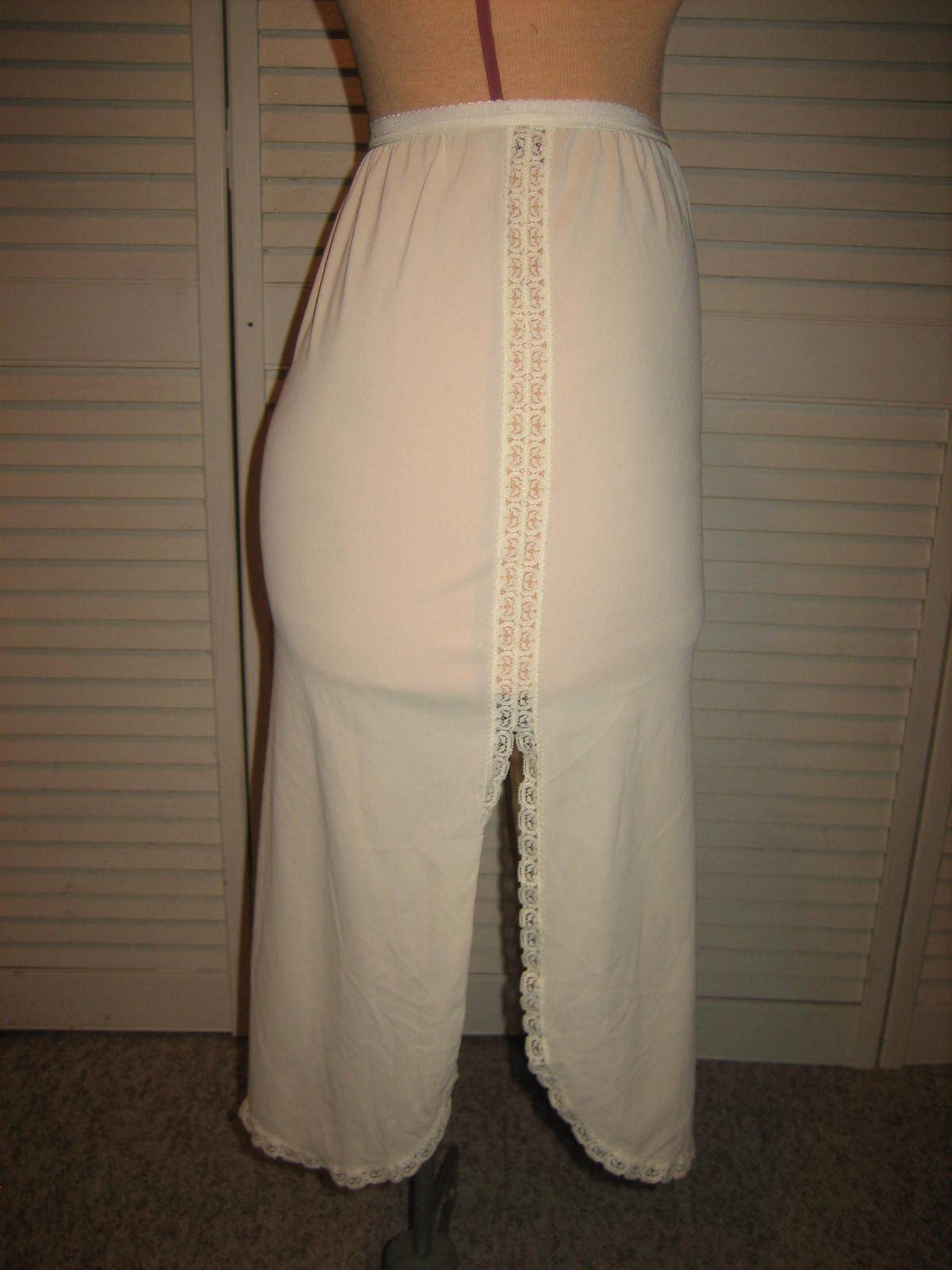 SHADOWLINE Cream Nylon Half Slip, Lace Trim, 2 Lace Hip Inserts, Slits - Size S