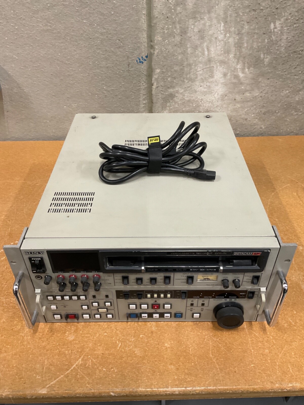 その他 SONY BETACAM SP VIDEO CASSETTE BVW-70 Sony BVW-70 Betacam SP NTSC Player/Recorder w/ 30-Day Carry