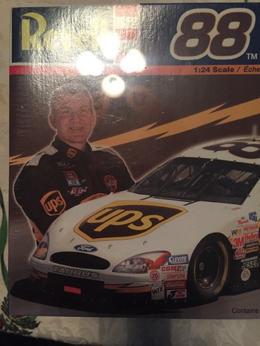 Revell  #88 Dale Jarrett UPS Taurus NASCAR Plastic Model Kit 85-2198 1:24