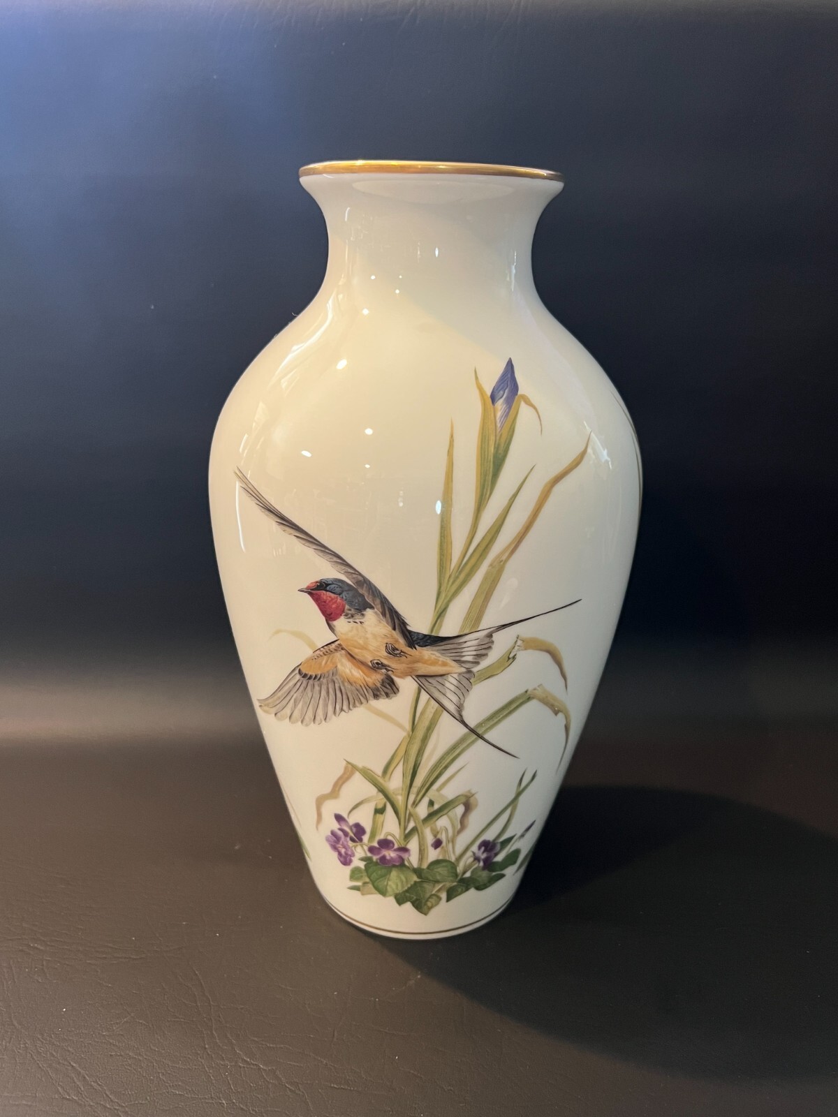 フランクリン ポーセリン The Meadowland Bird Vase A Franklin 'Meadowland Bird' porcelain vase designed by
