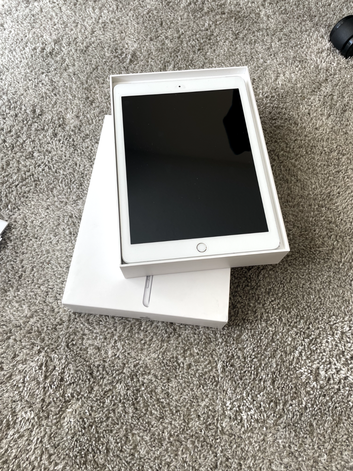 Apple iPad 6th Gen. 64GB, Wi-Fi + 3G (Unlocked), 10.2 in - Space Gray