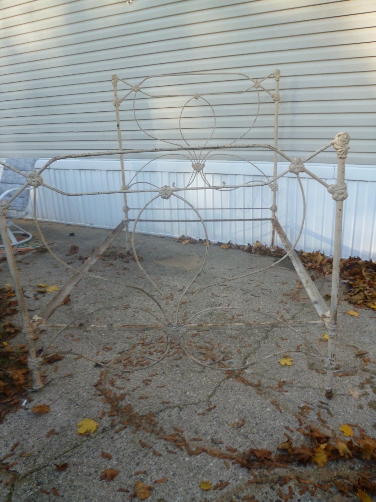 ANTIQUE VICTORIAN LIGHT BULB CAST IRON IRIS BED ARCHITECTURAL Garden YARD Art