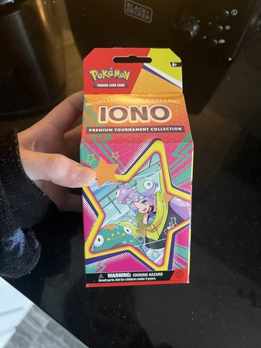 IONO プレミアムトーナメントコレクション Pokémon TCG: Iono Premium Tournament Collection | Pokémon