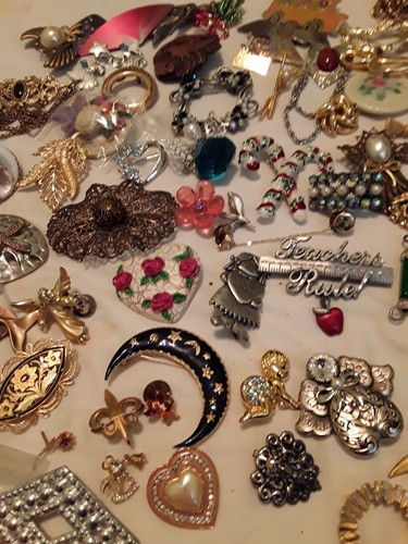 460 PC Costume Pin Lot. Good pre owned condition,AVON, JJ, SARAH, CORO, LUCINDA