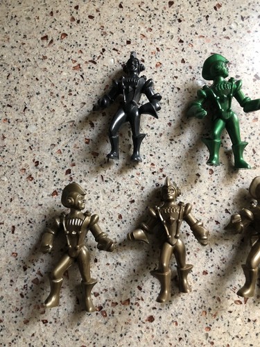 Archer Men of Mars slot-hand figures