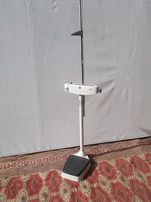 SECA Personenwaage mit Maßanzeige Vintage Arztwaage Praxiswaage Standwaage weiß
