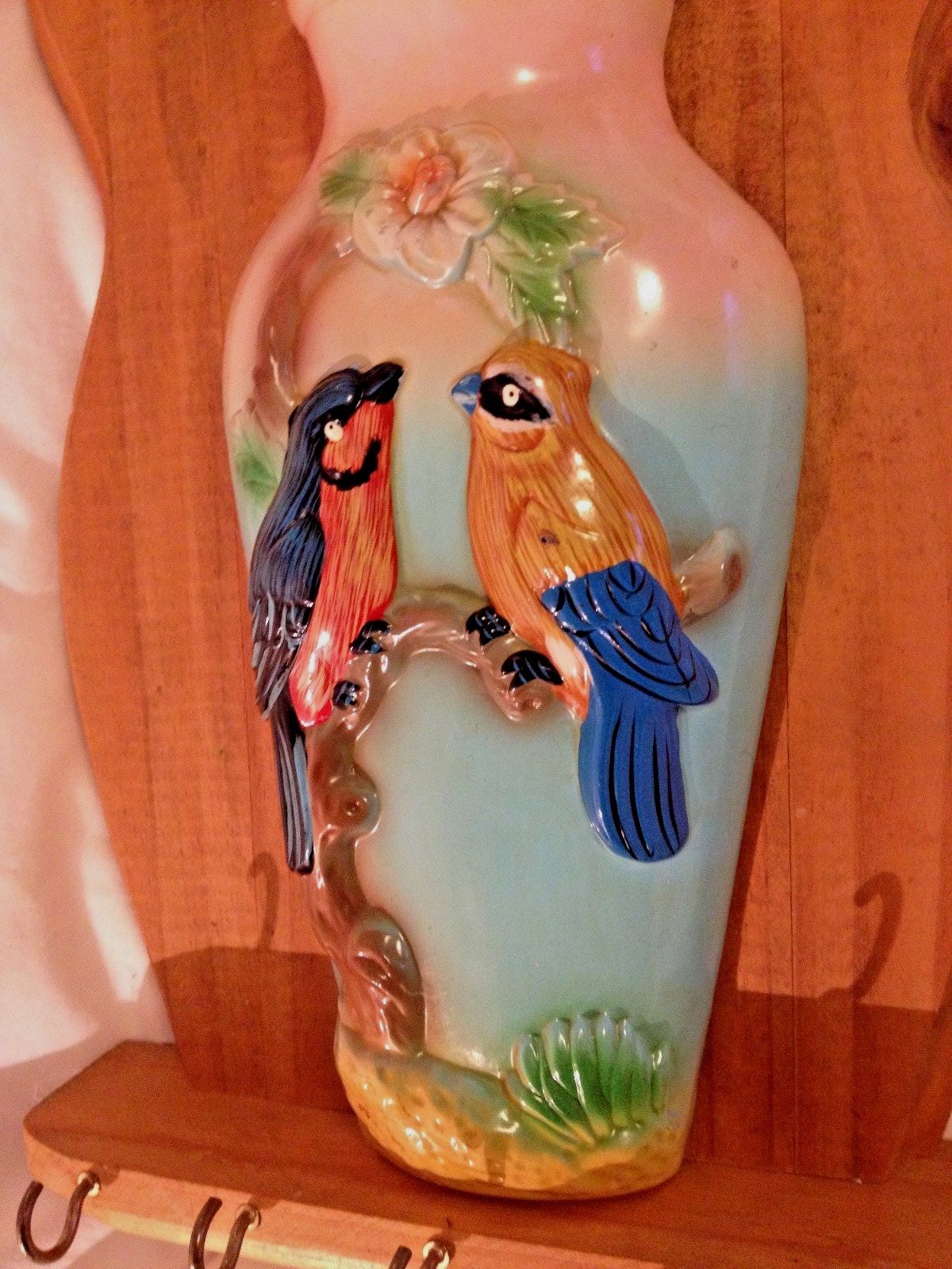 Vintage Wood 5 Key Rack Holder w/ Decorative Plastic Vase w/ Birds 11 3/4