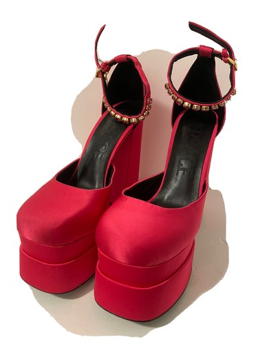 サンダル・ミュール VERSACE Fuchsia Satin Medusa Aevitas Sandals Versace Medusa Aevitas Satin Platform Sandals In Pink | ModeSens