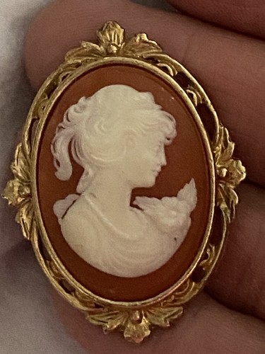 アクセサリー Antique Cameo Brooch Vintage Signed Whiting & Davis woman Gold Tone Cameo Brooch