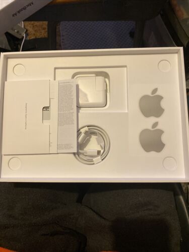Apple MacBook Air 13-inch 2020 M1 / 8GB RAM / 256GB SSD / 7 Apple MacBook Air 13-inch 2020 M1 / 8GB RAM / 256GB SSD / 7
