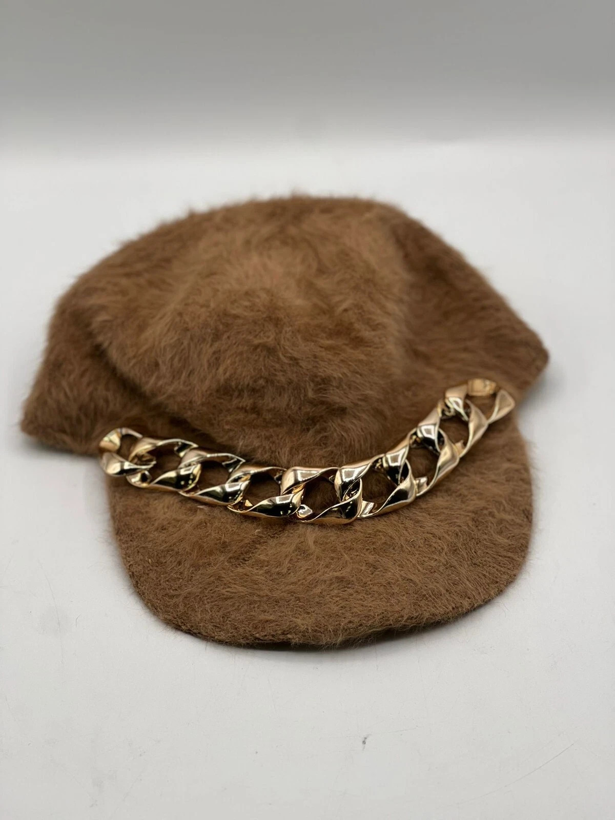 Modische Damen-Schirmmütze mit goldener Kettenverzierung