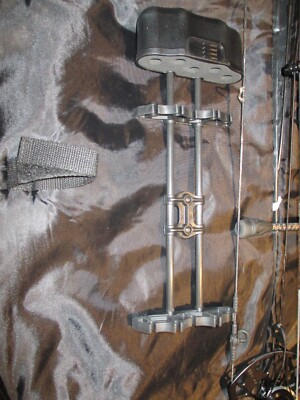Mathews Traverse 50lbs 28'' BLUE 5 point sight in bag quiver right nice condition