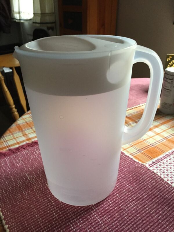 Collectible Vintage Rubbermaid 1-Gallon Pitcher- White - With Lid - 1990s-C-Pics