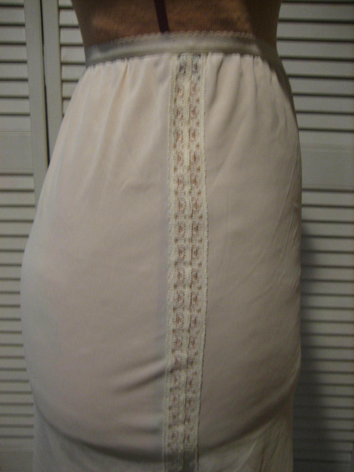 SHADOWLINE Cream Nylon Half Slip, Lace Trim, 2 Lace Hip Inserts, Slits - Size S