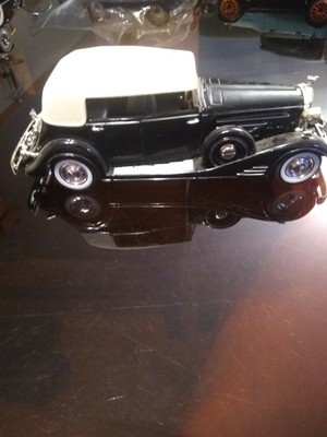  1933 Cadillac Fleetwood Phaeton Diecast Car Signature Model 32302