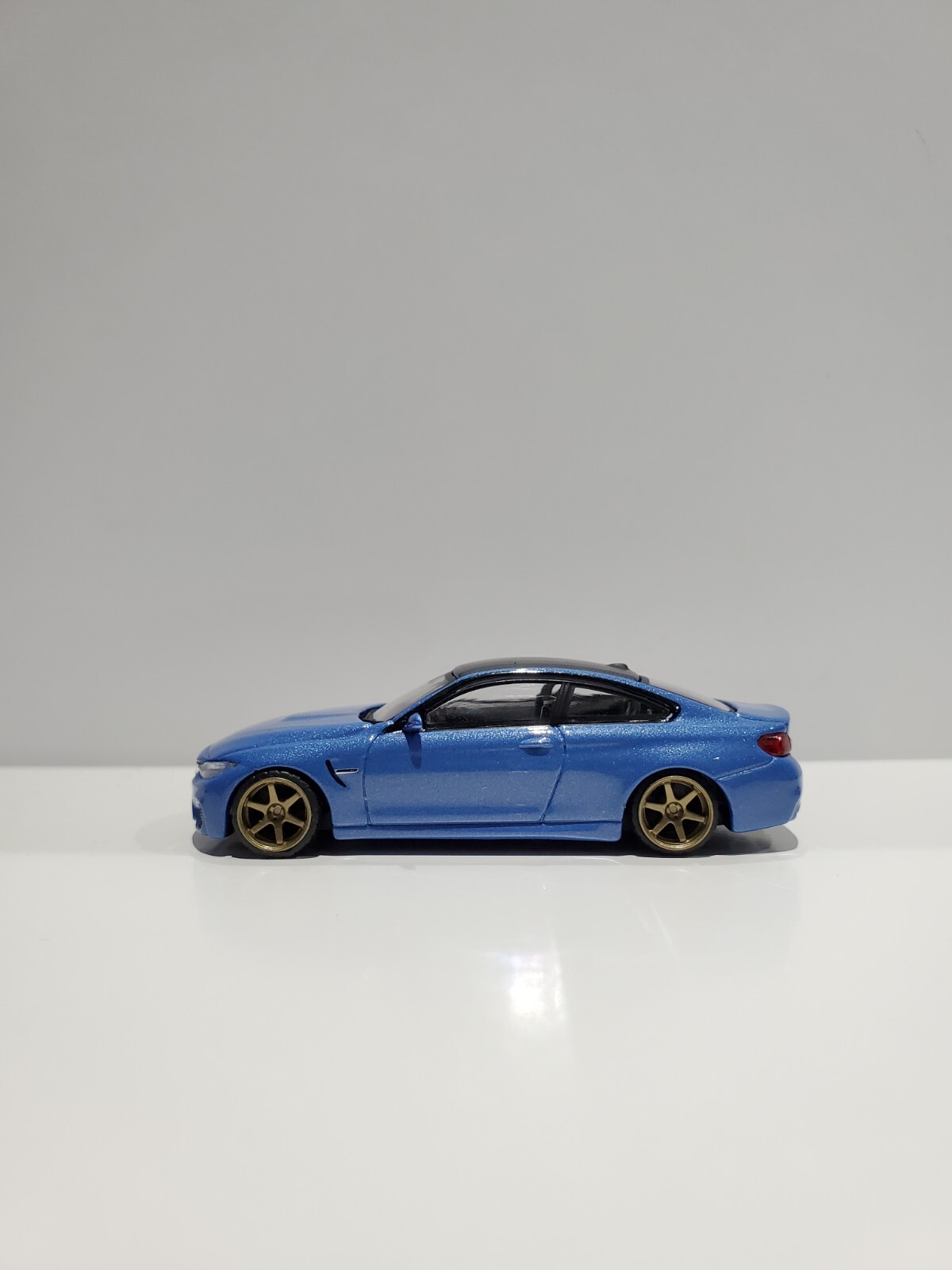Voiture Mini GT BMW M4 (F82) Yas Marina bleu métallisé
